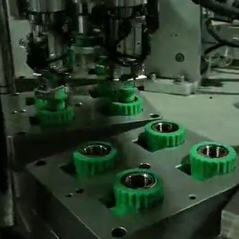 Un buen precio. Máquina de ensamblaje de tubos de acero inoxidable con el codo con operación de turetable Tipo mecánico en línea