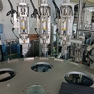 Un buen precio. Máquina de soldadura por ultrasonidos de acero inoxidable servo-conducido operación automática de alta eficiencia en línea