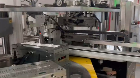 Un buen precio. Máquina de colocación de agujas y moldeo por inyección de lancetas sanguíneas en línea