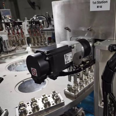 Un buen precio. Máquina de ensamblaje de Euro Cap controlada por PLC para pelar tapas de lámina de sello fácil de operar y alta tasa calificada en línea