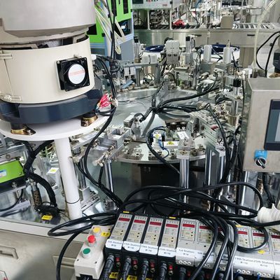 Un buen precio. Máquina automática de ensamblaje de agujas para recolección de sangre, control Mitsubishi PLC, pantalla bilingüe, operación simple y clara en línea
