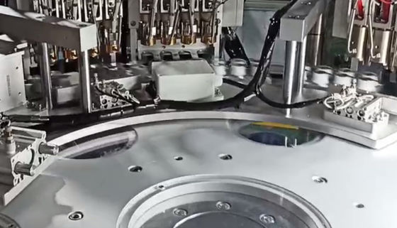 Un buen precio. 8000-15000pcs/h Velocidad de producción Máquina de montaje Euro Cap para tapas y cierres de plástico de varias piezas en línea