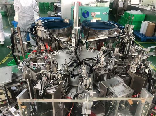 Un buen precio. Máquina de ensamblaje automático de bisturí desechable conectada con una máquina de envasado en una línea de alta capacidad en línea
