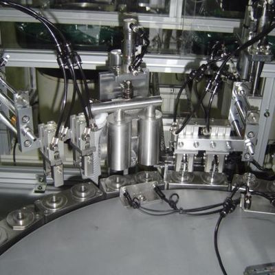 Un buen precio. Tipo de giradiscos de aluminio con tapa de lanza larga Máquina de montaje automático Alta flexibilidad en línea