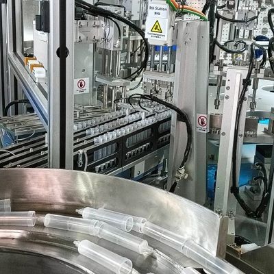 Un buen precio. Máquina de ensamblaje de productos médicos personalizada para gotas intravenosas con inspección y soluciones de fibra óptica en línea