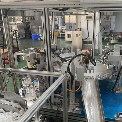 Un buen precio. Máquina de ensamblaje automático de cabeza de bomba no estándar Tecnología de proceso de ensamblaje Alta tasa de cualificación Control remoto en línea