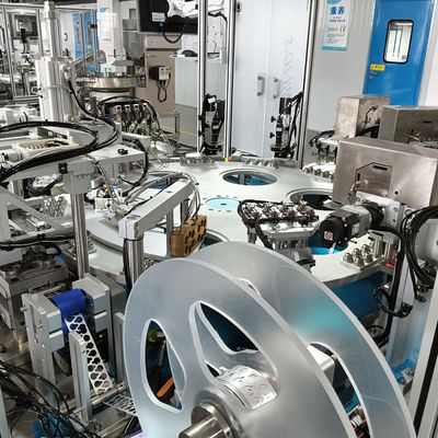Un buen precio. Máquina de montaje automática de cubiertas de película con mecanismo de perforación a presión de alta eficiencia en línea