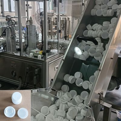 Un buen precio. Alta precisión y tasa calificada alcanzada con la máquina de tornillo automático de tapa de botella de detergente para lavandería con servomotor en línea