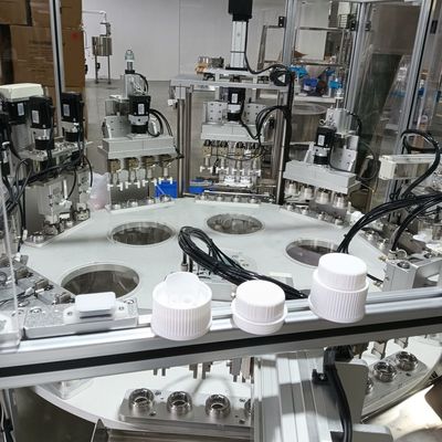 Un buen precio. Máquina de tornillo automática de tapa de botella de detergente de lavandería no estándar personalizada con servomotor en línea