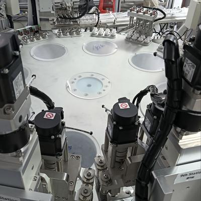 Un buen precio. Máquina de ensamblaje automático de tapas de leche no estándar con una gran flexibilidad para maximizar la satisfacción del cliente. en línea