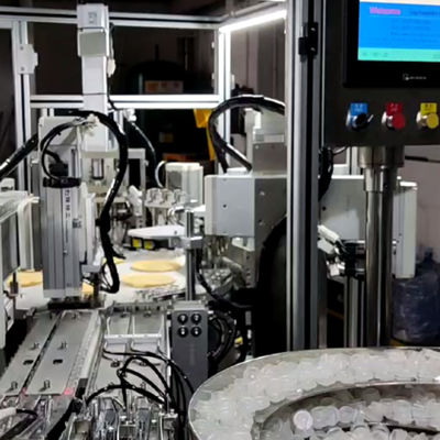 Un buen precio. Máquina ensambladora de tapas CRC con pantalla táctil y control PLC en línea
