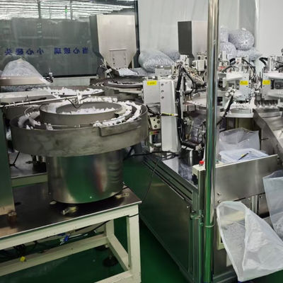 Un buen precio. Máquina de ensamblaje de tapa de infusión totalmente automática con 4000-12000 tapas por hora Disco de vibración de entrada y superficie de soldadura plana en línea