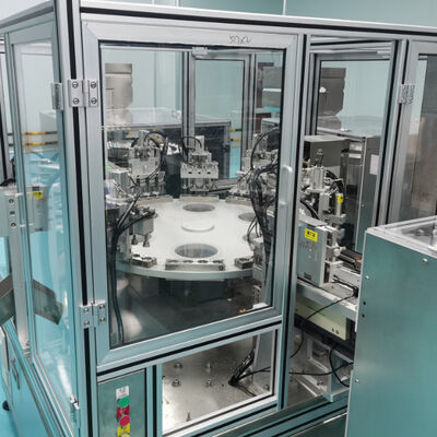Un buen precio. Máquina ensambladora de tapas desecantes controlada por PLC con una tasa de calificación del 99% y llenado automático de gel de sílice en línea