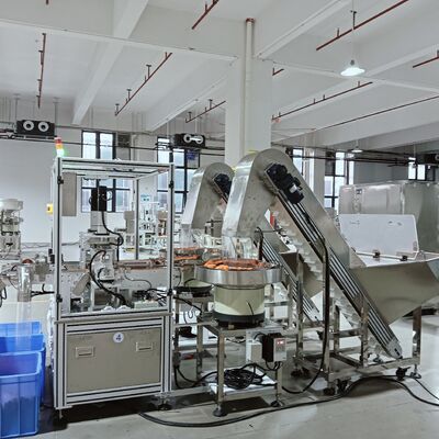Un buen precio. Máquina de ensamblaje automático de tapas de prensado: rápida y rentable en línea