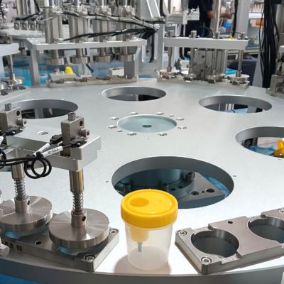 High Stability Urine Cup Assembly Machine with Index Motion Operation and Vibratory Feeder Loading for Medical Product Assembly