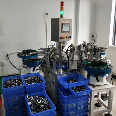 Un buen precio. Máquina de montaje automático de remolque de resorte de control PLC rotativo Chuck Capper en línea