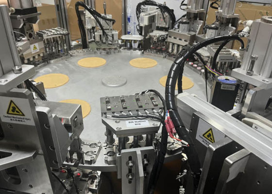 Un buen precio. Máquina de ensamblaje de tapa de hélico OEM Máquina de sellado de cubierta de plástico de 50 Hz en línea