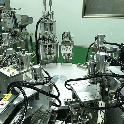 Un buen precio. Certificado CE para el relleno rotativo y el tapón de la máquina de ensamblaje de la tapa flip en línea