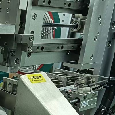 Un buen precio. Máquina de ensamblaje de productos médicos de alimentación de cuchillas OEM con sistema de control PLC en línea