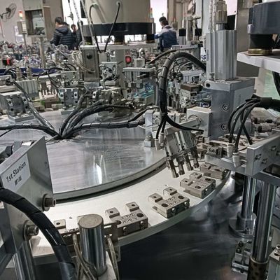 Un buen precio. Máquina de ensamblaje de tapa de papel de cáscara de perfusión lineal automática máquina de tapa de tornillo en línea