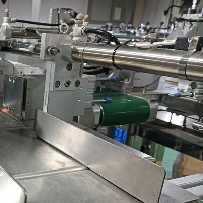 Un buen precio. Máquina de ensamblaje de tapa con motor de servo en línea