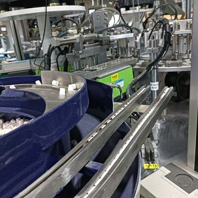 Un buen precio. Máquina de ensamblaje de productos médicos AC380V Máquina de ensamblaje de tapa personalizada en línea