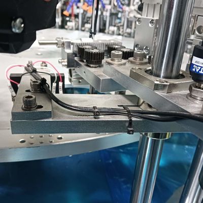 Un buen precio. Máquina de llenado de cápsulas de desecante Máquina de cápsulas de gel con servomotor y accionamiento de índice en línea