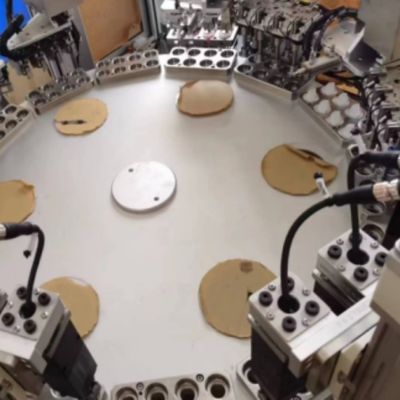 Un buen precio. Máquina de cubrimiento de relleno a medida Máquina de cubrimiento de vacío con sensor fotoeléctrico en línea