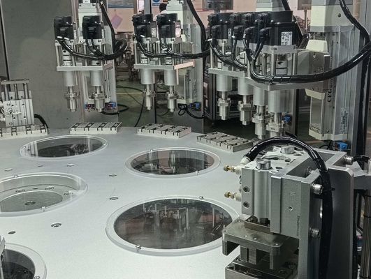 Un buen precio. Máquina de ensamblaje de tapa de doble tapa AC380V automática para la producción de necesidades diarias en línea