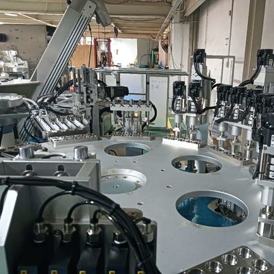 Un buen precio. Máquina de ensamblaje de tapa rotativa AC380V Máquina automática de tapa de tornillo OEM en línea