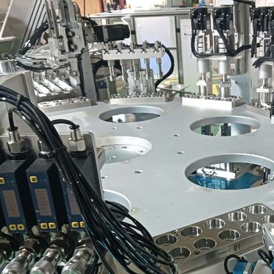 Un buen precio. Máquina de cierre de tapones de botellas personalizada de acero inoxidable automática en línea