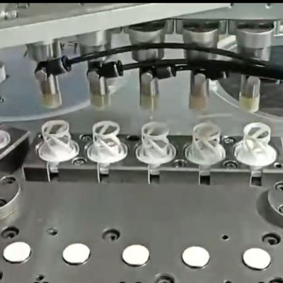 Máquina automática de ensamblaje de tapones desecantes para productos médicos