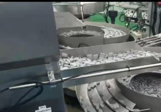 Máquina de ensamblaje de Euro Cap totalmente automatizada para bolsas de infusión intravenosa y botellas