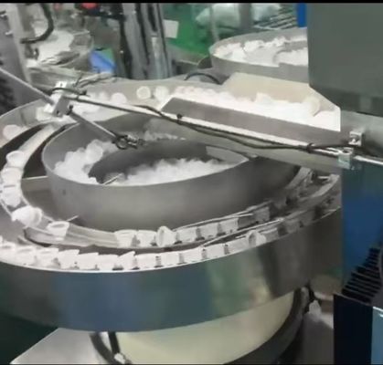 Un buen precio. Máquina automática de montaje de Euro Cap para el pliegue de anillos de tira y tapas rotas de producción rápida y precisa en línea