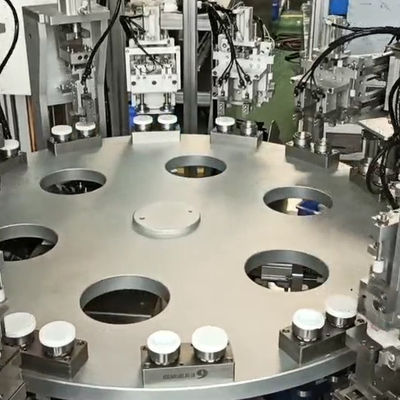 Un buen precio. 10000pcs/h Máquina de tornillo de tapa de alto rendimiento Eficiencia de funcionamiento de alta tasa de paso Servo-conducido en línea
