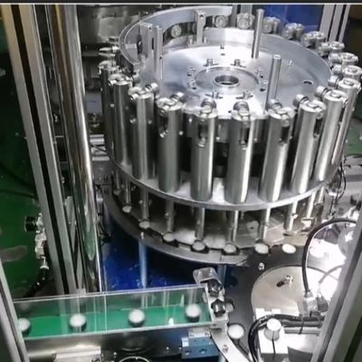 Máquina de revestimiento de tapas de alta velocidad para el llenado preciso de juntas en la fabricación de tapas de botellas