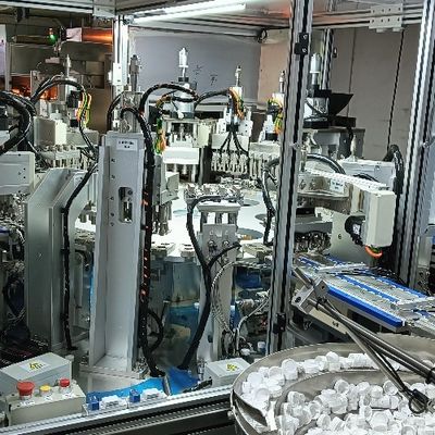 Un buen precio. Sencillo mantenimiento fácil operación para la máquina de ensamblaje de la tapa de heli Sencan máquina personalizada no estándar en línea