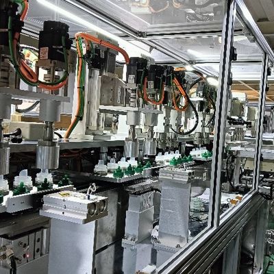 Un buen precio. Máquina de ensamblaje de tapa de detergente de lavandería para el ensamblaje simultáneo de dos tamaños de productos en línea