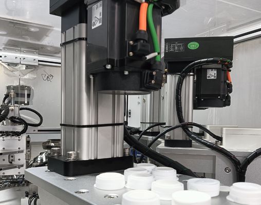 Un buen precio. Máquina de ensamblaje de tapas de desecante para productos farmacéuticos y sanitarios salidas separadas para productos calificados y no calificados en línea