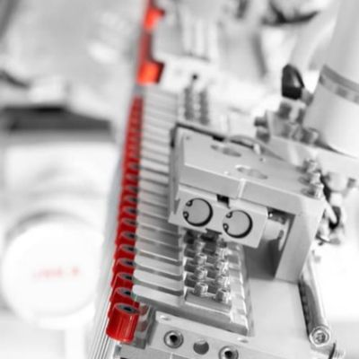 Línea de ensamblaje inteligente de tubos de recolección de sangre (agregación de medicamentos, secado)