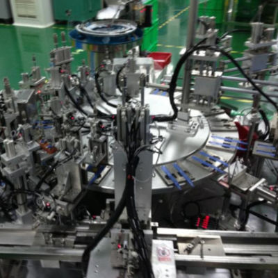 Un buen precio. Máquina de ensamblaje de productos médicos controlada por PLC para la producción de bisturí desechables y cuchillos quirúrgicos en línea