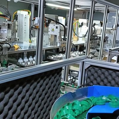 Un buen precio. Máquina de ensamblaje de tapa de detergente de lavandería para el ensamblaje simultáneo de dos tamaños de productos en línea