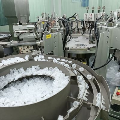 Un buen precio. Presión estable y tapa garantizada con sistema de estructura de varilla servo-vinculada Máquina de ensamblaje de tapas de botellas de infusión médica en línea