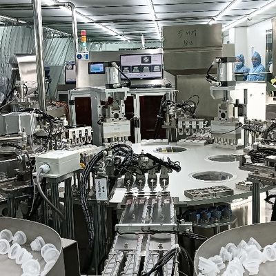 Máquina de ensamblaje de botellas de infusión de doble tapa de tipo giratoria