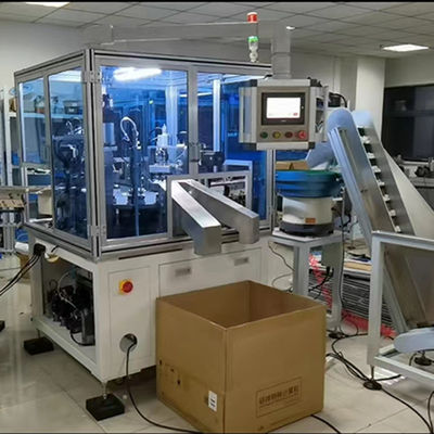 Un buen precio. Máquina de ensamblaje de filp cap tipo giratorio operación con elevador de alimentación de alta eficiencia en línea