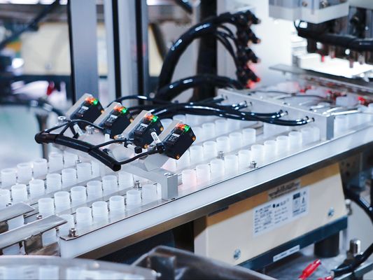 Un buen precio. Máquina de ensamblaje automática de tapa de gelatina no estándar Alta flexibilidad Alta configuración Buena calidad del equipo en línea
