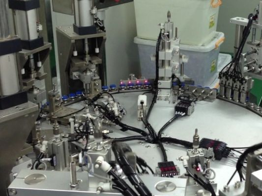 Un buen precio. Máquina de ensamblaje de productos médicos compatible con ISO y GMP para tapas de infusión y puertos de inyección no de PVC en línea