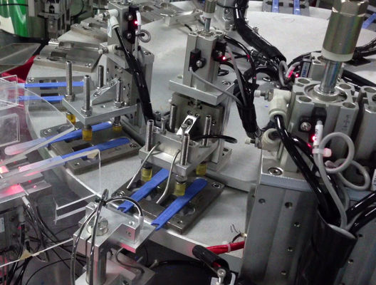 Alta tasa de productos cualificados por encima del 99% con la máquina de ensamblaje de productos médicos para cuchillo y bisturí quirúrgico desechables