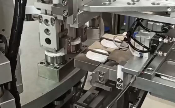 Un buen precio. Máquina de tornillo de tapa de funcionamiento estable con motor de accionamiento de servidor de bajo desgaste de mantenimiento simple AC380V Fuente de alimentación en línea