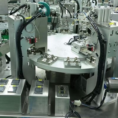 Un buen precio. Máquina de ensamblaje automático para tapas de yodoforo controlada por un PLC operada a distancia en línea